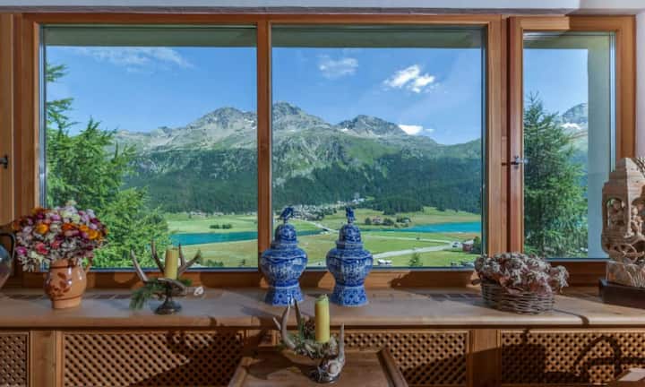 Das Haus befindet sich an guter Hanglage in Gehdistanz vom Ortszentrum von Silvaplana (ca. 3 - 5 Minuten).