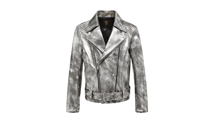 Glänzend: MCM Ein klares Fashion-Statement ist diese silberne Bikerjacke im Used-Look. Weitere Besonderheiten: der auffällige Kragen und die ins Leder eingearbeiteten Nieten an beiden Schultern. Bilder: PR
