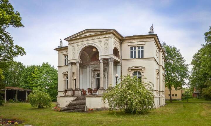 Potsdam ist eine der begehrtesten Gegenden rund um Berlin. Zahlreiche Villen reihen sich hier aneinander. Die Villa Mertens ist nahe dem Park Sanssouci gelegen und aktuell für vier Millionen Euro zu haben. Peyton Robert Neubauer
