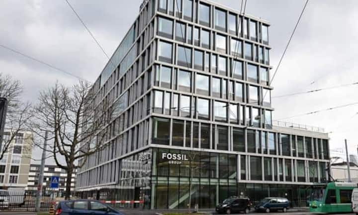 Der Uhrenkonzern Fossil streicht am Europasitz Basel Stellen. Einige der knapp 250 Mitarbeitenden müssen gehen.