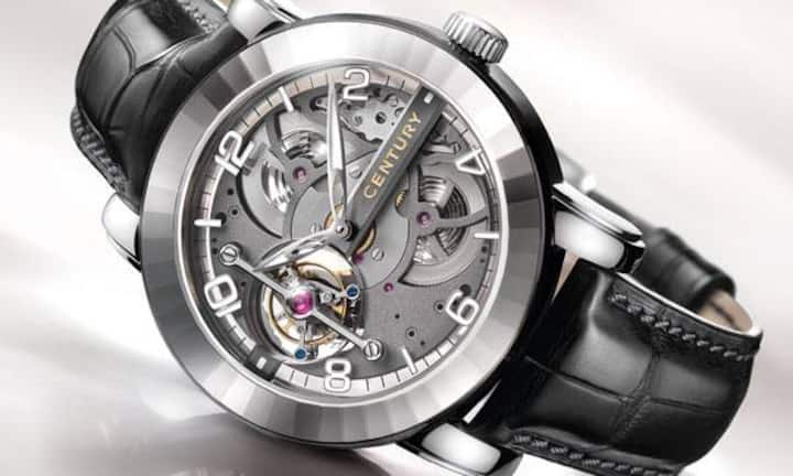 Jahrhundertidee: Century pflegt eine Nische, in der die Marke lange Zeit ein absolutes Monopol hielt: Die Bieler fertigen ihre Gehäuse aus Saphirglas. Es musste erst Richard Mille kommen, damit Century nicht mehr ganz allein das Feld beherrscht. Century tastet sich zunehmend auch bei den Herrenuhren vor. An der Baselworld lancieren sie die Century Elegance Tourbillon mit Platingehäuse und 120 Stunden Gangreserve. 82 500 Franken.