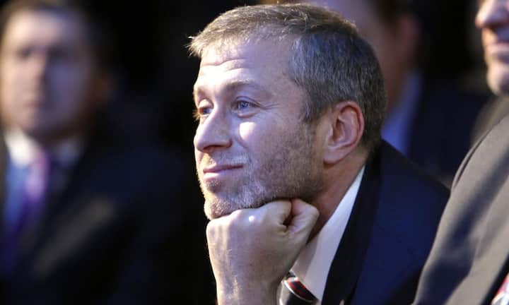 Roman Abramovich ist als Waise aufgewachsen. Nach Abschluss der Schule studierte er in Ukhta Wirtschaft. Seinen Einstand in die Wirtschaft fand er, als er nach dem Fall der UDSSR und dem Zusammenbruch des kommunistischen Systems zu Kleinstpreisen Anteile von privatisierten Staatsunternehmen erwarb. Mit dem erfolgreichen Wiederverkauf erwirtschaftete er sein erstes Vermögen. Sein Vermögen: 9,5 Milliarden Dollar.