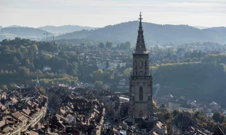 Am günstigsten fallen die Mieten in Bern aus (221 Franken/Quadratmeter pro Jahr).Weiter sparen können Unternehmen, wenn sie bereit sind, ihr Unternehmen ausserhalb des zentralen Geschäftsgebiets in der Innenstadt anzusiedeln.Bilder: Keystone / Quelle: Schweizer Immobilienmarkt 2016: Vertreibung aus dem Paradies