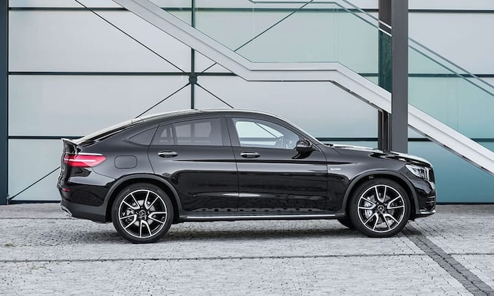 Die scheinbare Unart, aus SUV genannten Softroadern viertürige Coupés zu machen, bleibt nicht auf BMW beschränkt:  Da es offenbar immer mehr Abnehmer für solche Mutationen gibt, hat Mercedes 2015 ein GLE-Coupé aufgelegt, dem nun – nach gleicher Machart – das kürzere GLC-Coupé folgt. Dieses kostet mindestens 56'700 Franken, ist 4,73 Meter lang und sieht auf den ersten Blick erstaunlich stimmig aus. Einziges Zugeständnis gegenüber dem Standard-GLC ist ein kleinerer Kofferraum.