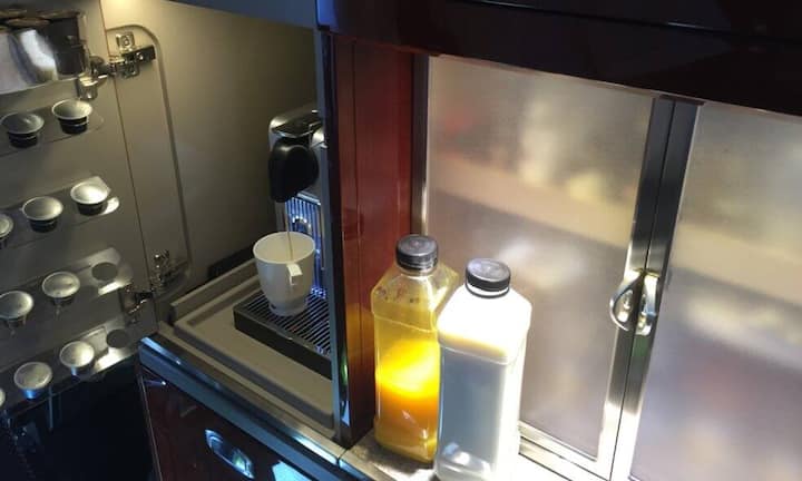 Kaffeemaschine und Kühlschrank – im kleinen Korridor zwischen Cockpit und Passagierraum.