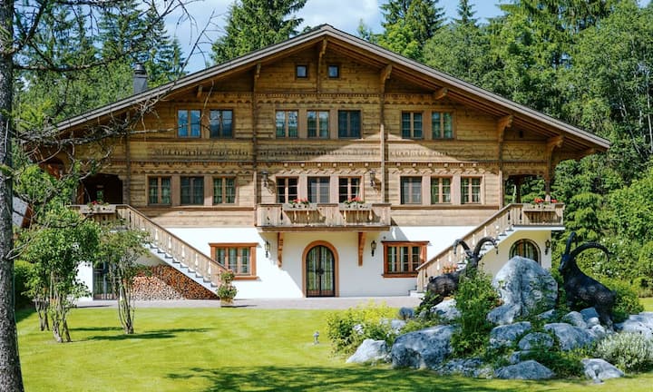 Das Chalet im Berner Oberland steht auf einer Gesamtfläche von 3'287 Quadratmetern und bietet viel Umschwung mit einem grossen Garten.