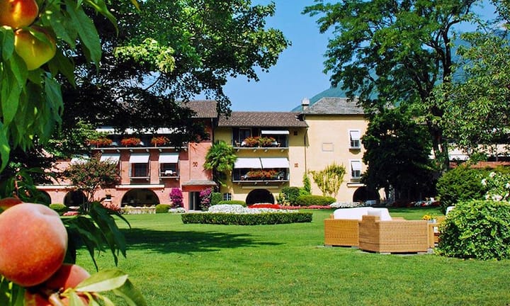 Platz 2: Castello del Sole, Ascona.Das Castello del Sole in Ascona verbessert sich um zwei Ränge zum Vorjahr. Das Luxushotel inmitten des eigenen Landwirtschaftsbetriebs im Maggiadelta vermittelt die Erfahrung von Stille und Weite und macht selbst nimmermüde Kritiker auf TripAdvisor sprachlos.