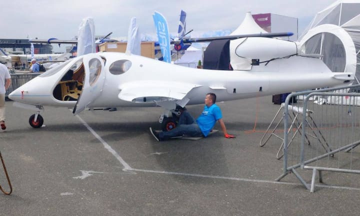 Das polnische Flugzeug Flaris LAR 01 wird nochmals gründlich durchgecheckt.