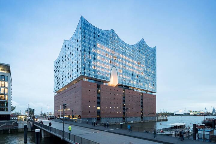 Elbphilharmonie Das auch Elphi genannte Konzerthaus im Hafen von Hamburg wurde 2017 eröffnet.