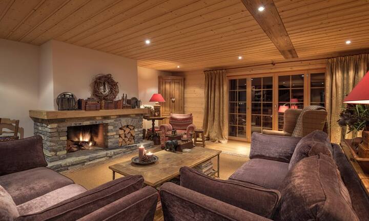 Das gemütliche Ambiente verdankt das Einfamilienhaus dem Bau mit typischen Walliser Materialien.