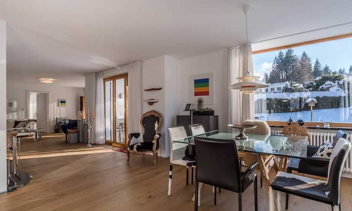 Gesamthaft verteilen sich 6,5 Zimmer auf einer Wohnfläche von 302 Quadratmetern.