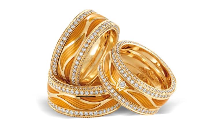 Graziös: Zum 120-Jahr-Jubiläum kreiert die Pforzheimer Schmuckmanufaktur Wellendorff diesen anmutigen Ring. Das warme Gelb des Citrins lässt die Diamanten mysteriös leuchten. Daneben entfaltet sich das Wellendorff-Email in den gleichen Goldnuancen wie das Citrin zwischen dem handgravierten Gelbgold. Wellendorff, Ring, 30 200 Franken.