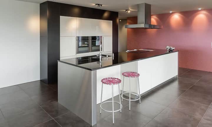 Die Küche ist in Hochglanz gehalten mit Doppel-Combi-Steamer und Teppanyaki.