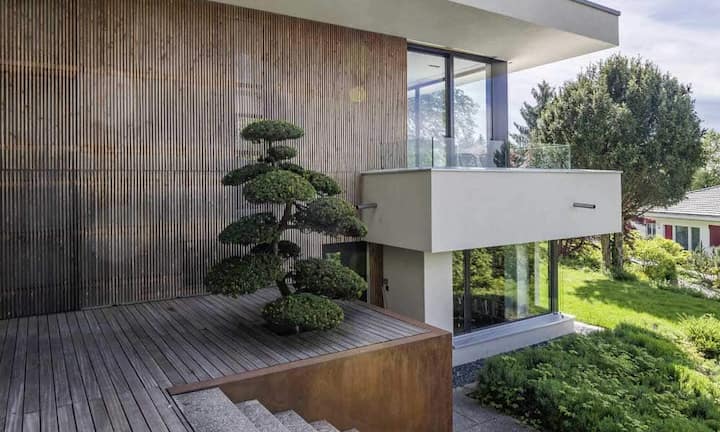 Die Villa befindet sich oberhalb von Kloten und bietet Weitsicht ins Grüne und in eine urbane Gegend. Preis: 2'850'000 Millionen Franken Quelle und Bilder: Engel & Völkers