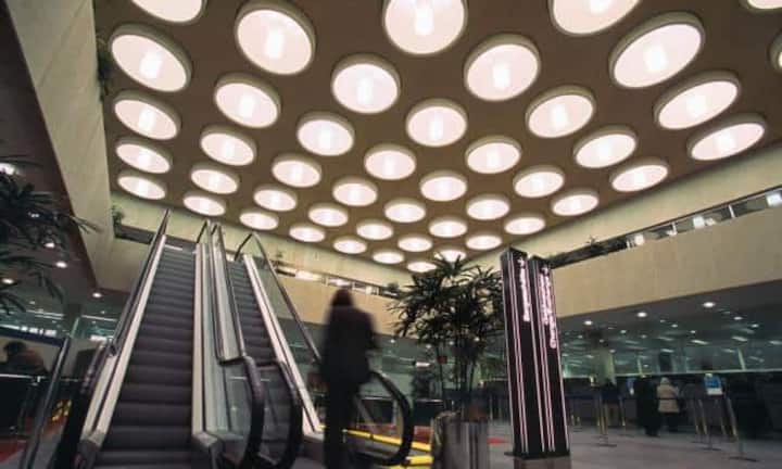 Zum Vergleich: Die alte Kundenhalle war schwer, dunkel, das Interieur und die Farben wecken Assoziationen an die 60er- und 70er-Jahren, in denen das Gebäude ja auch nach Entwurf von Ernst Schindler gebaut wurde.