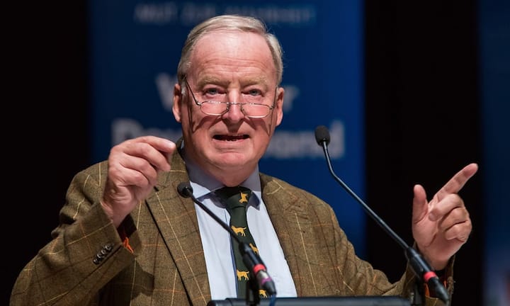 Alexander Gauland (AfD, 76): Seine politische Karriere begann der in Sachsen geborene Jurist bei den Christdemokraten und brachte es bis zum Chef der hessischen Staatskanzlei. Als AfD-Spitzenkandidat könnte er nun eine Partei rechts der CDU/CSU ins nationale Parlament führen. Gauland gilt als wichtigster Unterstützer der Rechtsnationalen in der AfD und scheut keine provokanten Äusserungen.