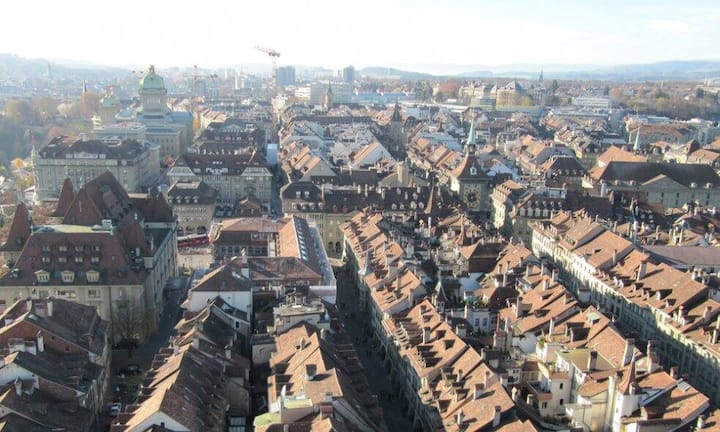 Platz 5: BernDie Stadt profitiert von den relativ stabilen Arbeitsplätzen in der Bundesverwaltung und den staatsnahen Betrieben. Weitere Pluspunkte sind das gute Bildungs-, Kultur- und Einkaufsangebot sowie die gute Verkehrssituation (Vorjahr Platz 4).
Bild: Flickr/CC/Dirk Haun