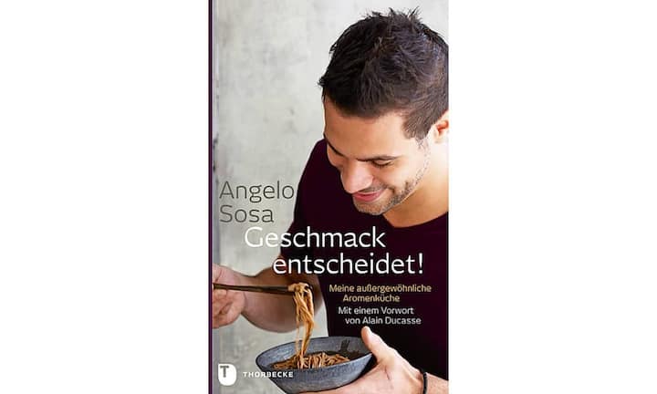 Um medial aufzufallen, dekorieren sich Köche mit roten Mützen, tragen auffällige Tattoos oder sehen einfach nur gut aus. Sympathisch wirkt der amerikanische TVKoch Angelo Sosa, der aber im Unterschied zu vielen seiner Kollegen auch ein begnadeter Herd-Artist ist. Nicht er ist es, der extravagant ist, sondern seine Gerichte sind es. Er versteht es wie nur wenige in seiner Liga, Klassisches und Modernes faszinierend zu vermischen. 
«Geschmack entscheidet!», Thorbecke Verlag, ca. 38 Fr.