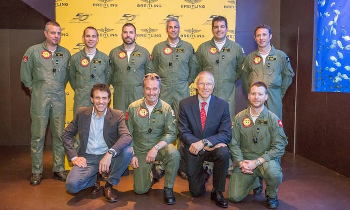 Gruppenbild mit den Piloten der Patrouille Suisse und mit Stefano Albinati (l.) Aviation Consultant Breitling, und Jean-Paul Girardin, Vizepräsident Breitling, am Breitling-Stand an der Baselworld.Keystone