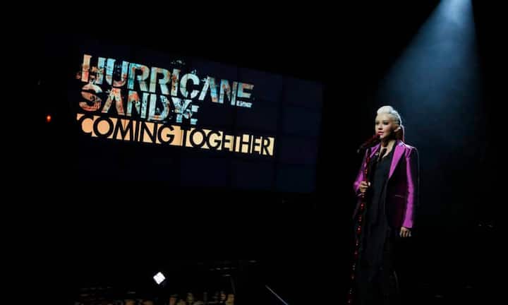 Eröffnet hat das Konzert Christina Aguilera.