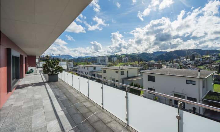 Der Besitzer hat Aussicht auf die Berge.