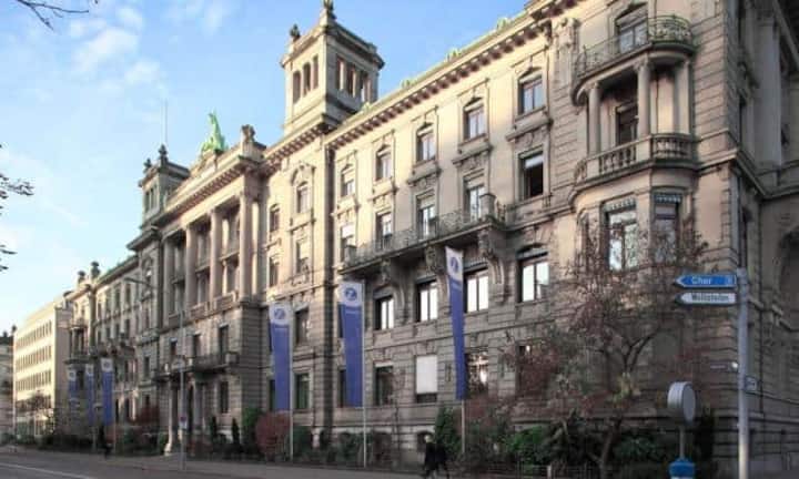 Zu den Gewinnern des Börsenjahrs gehört die Zurich. Der neue Konzernchef Mario Greco überzeugte mit seinem Sparprogramm offenbar die Anleger. Hinzu kommt, dass der Versicherer weiterhin eine hohe Dividende ausschütten will.