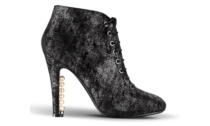 CHANEL: Wildleder-Bottine mit perlenbesetztemAbsatz. Rund 1000 Franken.