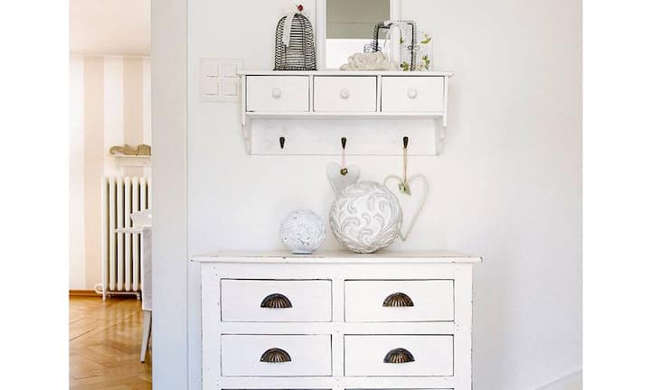 Glanzstück: Die Kommode hat die Besitzerin des Hauses wie gewohnt geschliffen, gestrichen und patiniert, um dem antiken Stück einen neuen Glanz zu verleihen.