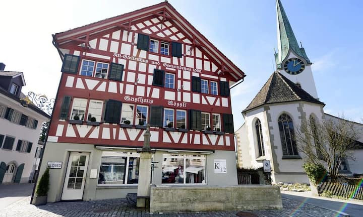 Platz 4: Zollikon An der Goldküste im Kanton Zürich liegt auch Zollikon. Die Steuerattraktivität ist die zweitbeste im Land. In puncto Arbeitsmarkt können andere Gemeinden jedoch mehr - Zollikon belegt bloss Rang 72.
Keystone