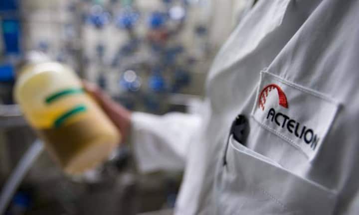 Die beste Performance im laufenden Jahr erzielte mit einem Gewinn von fast 55 Prozent klar die Aktie von Actelion. Das Biopharma-Unternehmen reichte erst Anfang Monat ein Zulassungsgesuch bei der Europäischen Arzneimittel-Behörde ein. Analysten schätzen das Umsatzpotenzial von Selexipag auf über 1 Milliarde Dollar.