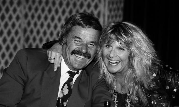 Bauunternehmer, Bobfahrer und Schauspieler: Hausi Leutenegger lächelt am 30. Januar 1994 mit der Sängerin Suzanne Klee um die Wette.