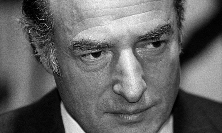 Nach mehreren Stationen in Amerika landete die Familie in New York, wo die Reichs 1945 die amerikanische Staatsbürgerschaft erhielten und ihren Namen zu Rich änderten. Marc ging in Manhattan auf die private Rhodes School und studierte von 1952 an zwei Semester Marketing an der New York University. 1954 begann er beim Rohstoffunternehmen Philip Brothers, dem damals weltgrössten Rohstoffhändler.