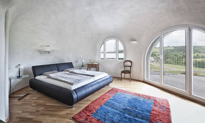 Das obere Geschoss kann man über Treppe oder Lift erreichen. Das Schlafzimmer ist verbunden...