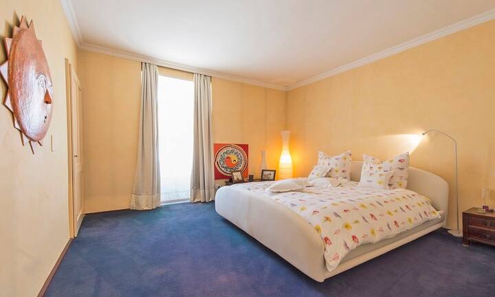 Insgesamt finden sich in der Villa sechs Schlafzimmer und drei Badezimmer.