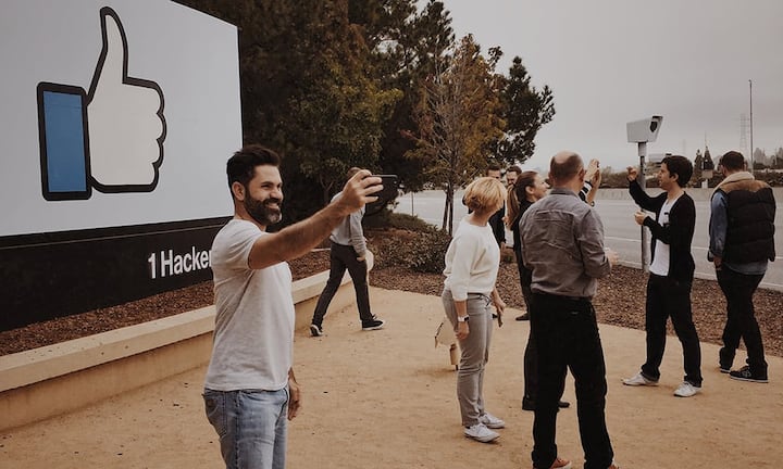 Selfie mit dem Daumen: Sonst kriegen Besucher am Facebook-Hauptsitz leider eher wenig Spannendes zu sehen. Bilder:Philipp Albrecht