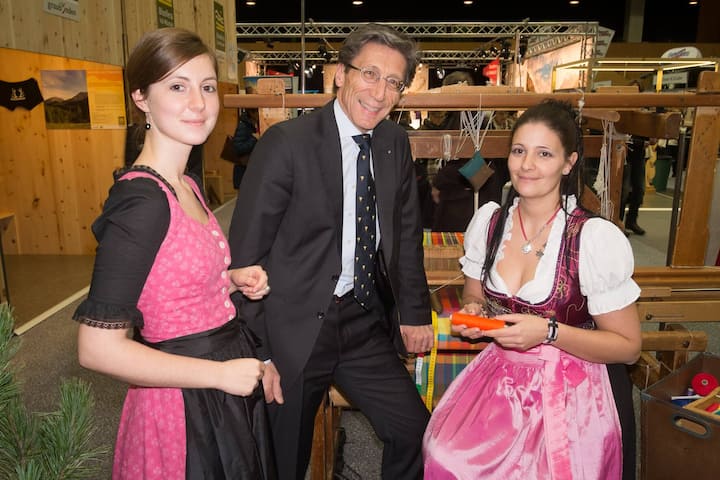 Julia Schachinger, Biosfera Val Müstair; Thomas Heiniger, Regierungsrat Kt. Zürich; Petra Haldimann, Leiterin Manufactura Tessanda. Die beiden Trachtenmeitschi erklären dem Regierungsrat einen Webrahmen.