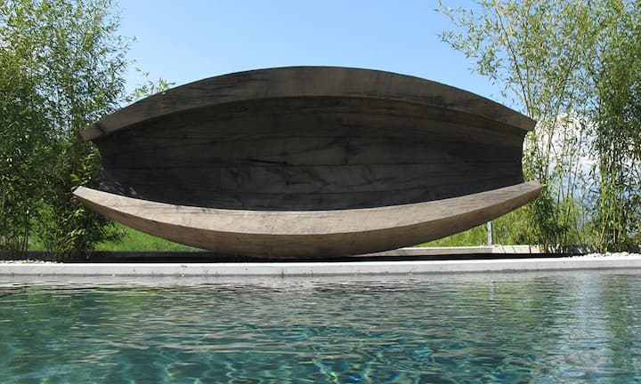 Thomas Rösler schafft aus Baumstämmen Skulpturen, die zum Ausruhen einladen. Giardina / Thomas Rösler