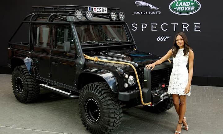 In einem Defender mit monströsen Stollenreifen, einem hochgesetzten Fahrwerk und mehr als 180 PS jagen die Schurken Bond hinterher.