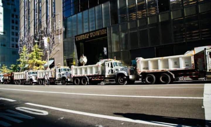 Sicherheitsvorkehrungen: Wagen der Müllabfuhr beladen mit Sand blockieren den Eingang zum Trump Tower in Manhattan.