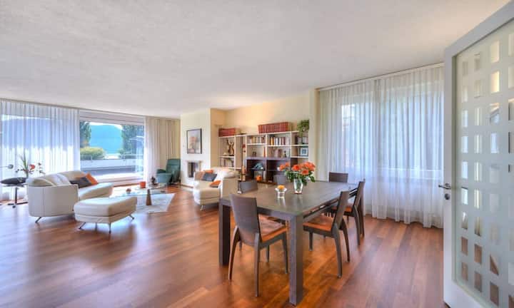 Dank den grosszügigen Fensterflächen und den hohen Decken, wirkt die Wohnung lichtdurchflutet.