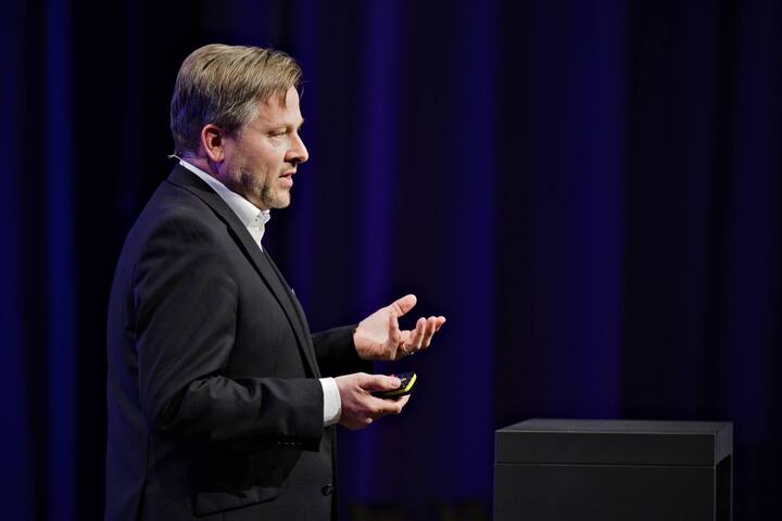 Uwe Kissmann, Managing Director Cyber Strategy & Cyber Risk Services, Accenture EMEA spricht über das Hacken von Flugzeugen, Spitälern, Herzschrittmachern etc.