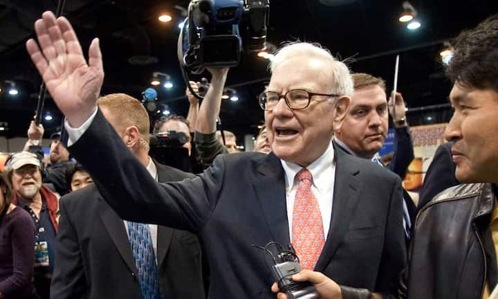 Platz 4: Warren BuffettVermögen: 68,5 Milliarden DollarVerwaltete Investments: 552 Milliarden DollarSeinen legendären Ruf als Investmentguru hat Buffett von der starken langfristigen Performance seiner Beteiligungsgesellschaft Berkshire Hathaway. Mit einem jährlichen Plus von durchschnittlich und 21 Prozent hat Buffett nicht nur sich selbst zu einem der reichsten Männer der Welt gemacht, sondern auch vielen Aktionären zum Millionärs-Status verholfen.