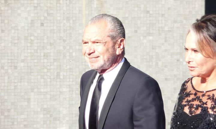 35 Prozent der weltweiten Milliardäre haben keinen Uni-Abschluss. Auch in Europa haben es viele ganz ohne Examen zum Milliardär geschafft. Ein Überblick:Platz 11: Sir Alan SugarDer britische Unternehmer und Gründer des Computerunternehmens Amstrad brach bereits mit 14 Jahren die Schule ab. Seinem Konto hat das nicht geschadet, das Vermögen des 68-Jährigen summiert sich auf rund 1,54 Milliarden Dollar.Damien Everettderivative work/Wikimedia/CC