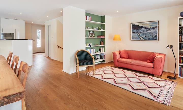 ...welcher mit seinen raumhohen Fenstern und der heimeligen Atmosphäre überzeugt.