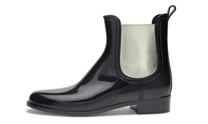 Glänzend: Navyboot
Dank elastischem Schaft in metallic-look sind diese Gummistiefeletten ein modisches Statement. Auch in mehreren Farben erhältlich. Preis 119