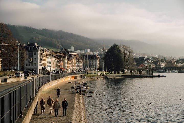 Zwei Seen, rasch in den Bergen, schnell am Flughafen, eine kleine und übersichtliche Stadt, und nach Zürich und Luzern ist es ein Katzensprung.