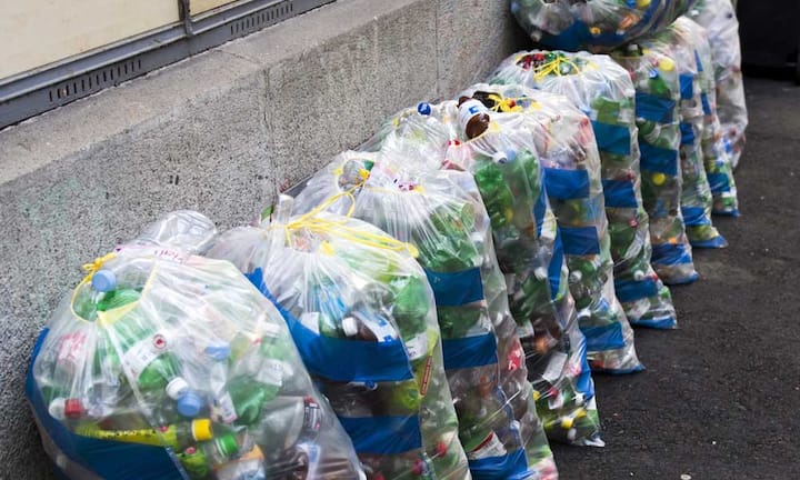 Oft herrscht die Meinung vor, dass aus wiederverwerteten PET-Flaschen nur minderwertige Produkte hergestellt werden. Das ist falsch. Zu 63 Prozent werden gesammelte Getränkeflaschen zu genau dem, was sie waren.