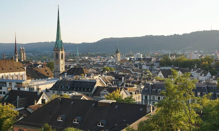 Platz 1: Zürich Nicht nur die grösste, auch die attraktivste Stadt der Schweiz ist Zürich. Die Limmatstadt bietet unter anderem die beste Mobilität und beweist sich auch in der Kategorie Bildung und Erziehung sowie Gesundheit und Sicherheit auf dem Treppchen. Zürich bietet somit die höchste Lebensqualität der Schweiz. Pixabay