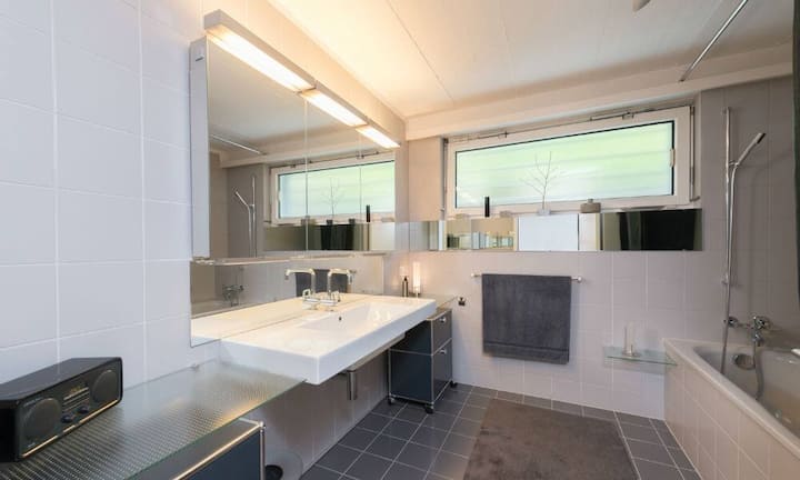 Das Haus bietet neben den vier Schlafzimmern mit zwei Badezimmern auch ein zusätzliches Gäste-WC.