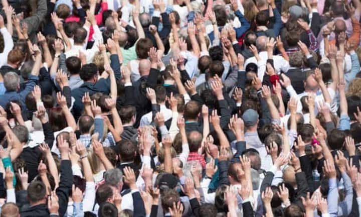 Die Studie zählt insgesamt weltweit 2473 Menschen, die mehr als 1 Milliarde Dollar besitzen. Das sind 6,4 Prozent mehr als noch im Vorjahr. Ihr Gesamtvermögen stieg um 5,4 Prozent auf 7,7 Billionen Dollar.